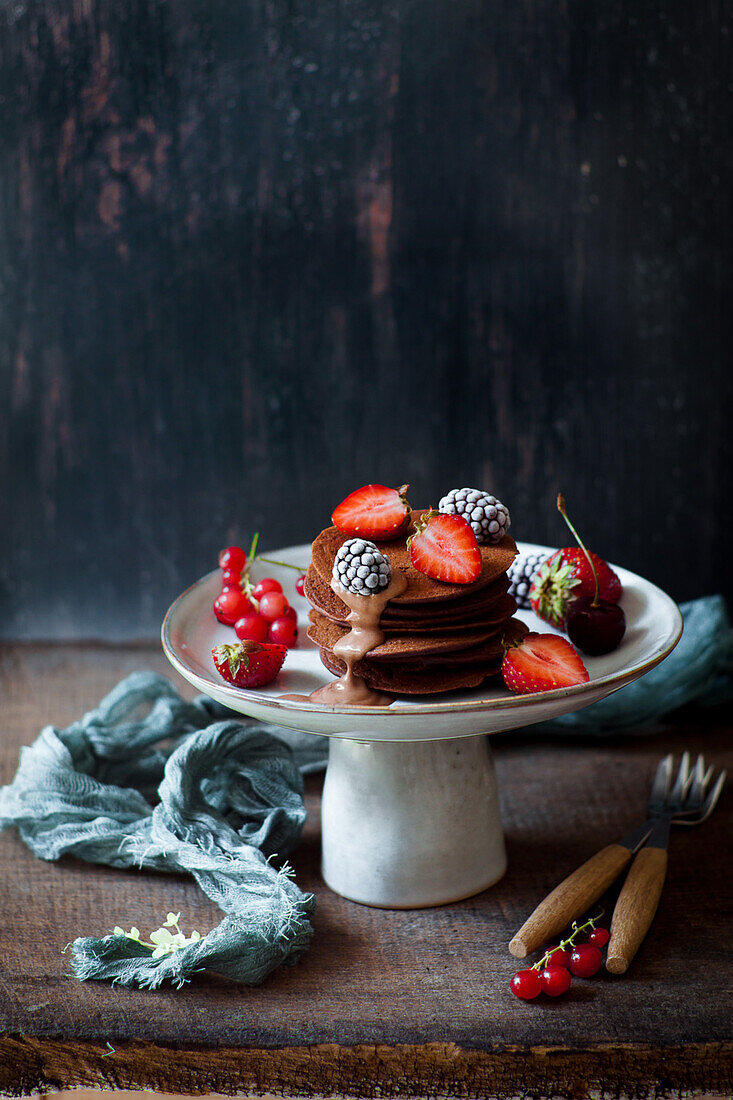 Schokoladen-Pancakes mit Beeren