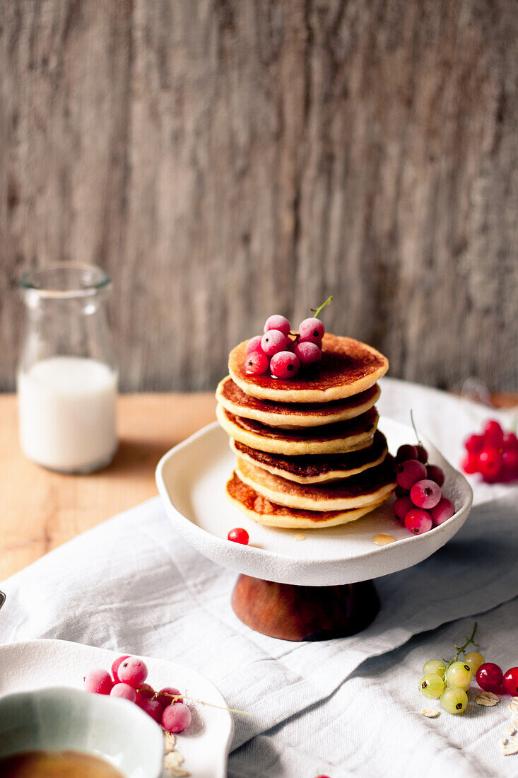 Pancakes mit roten Johannisbeeren