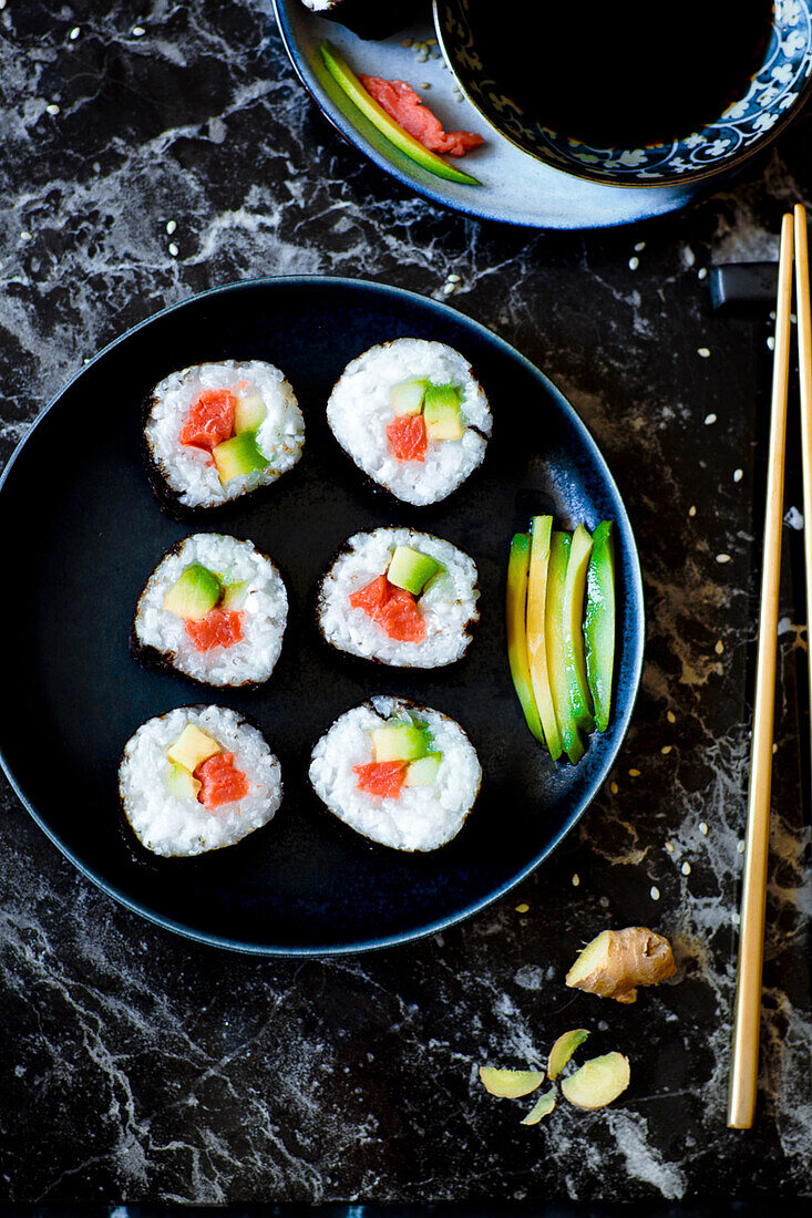 Maki-Sushi mit Lachs und Avocado