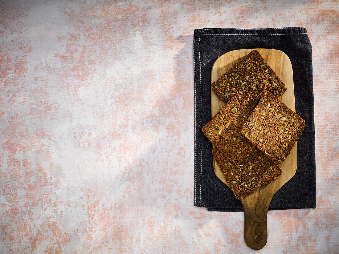 Roggenbrot in Scheiben auf Holzbrett