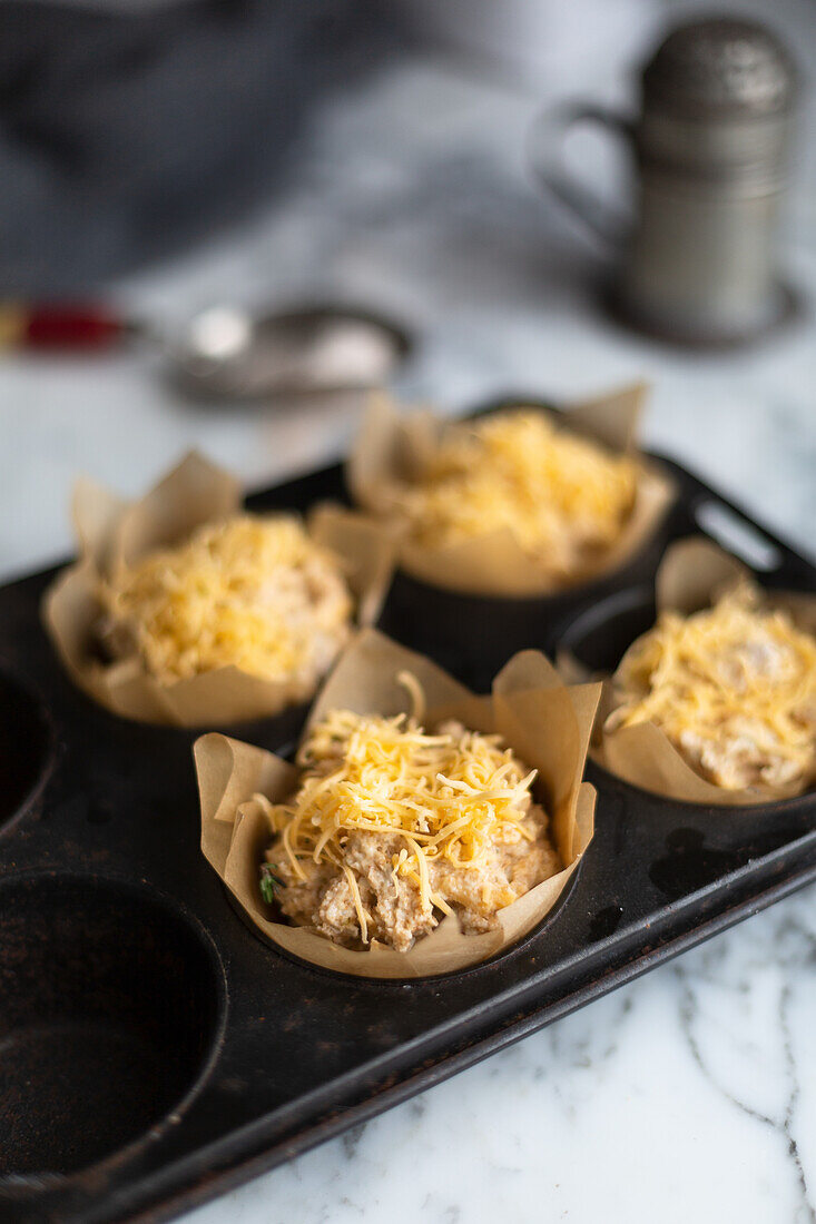 Käsemuffins, ungebacken im Muffinblech