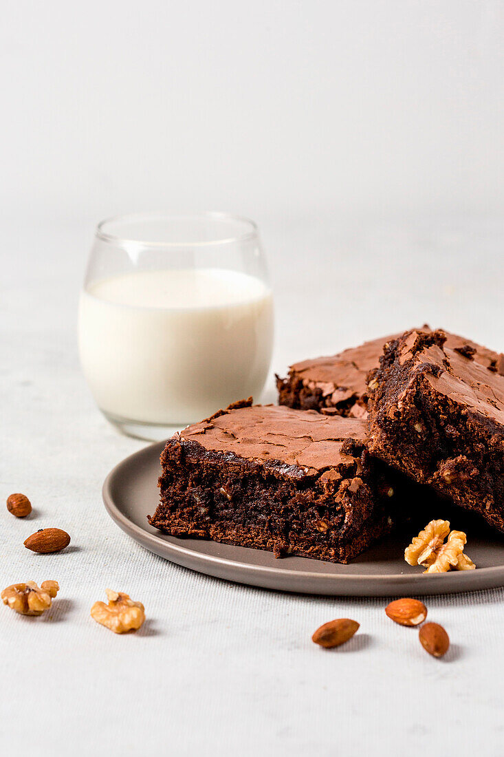 Brownies auf Teller dazu ein Glas Milch