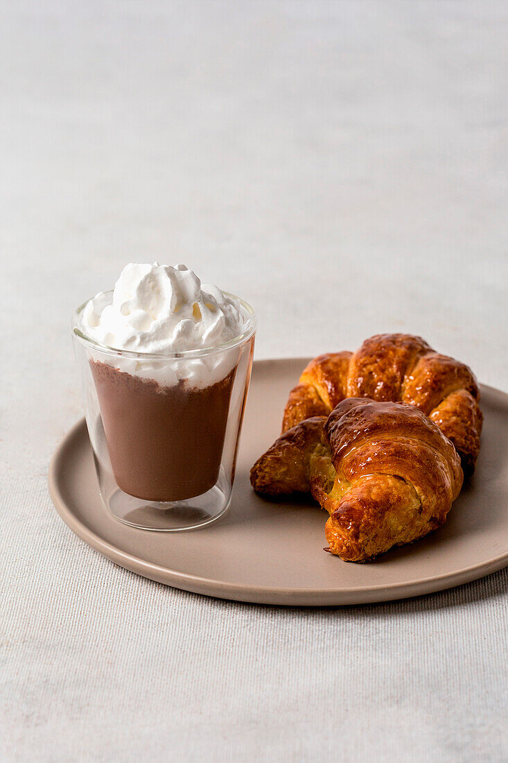 Heiße Schokolade mit Croissants