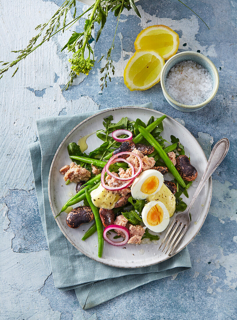 Salat aus grünen Bohnen und Thunfisch mit hartgekochtem Ei