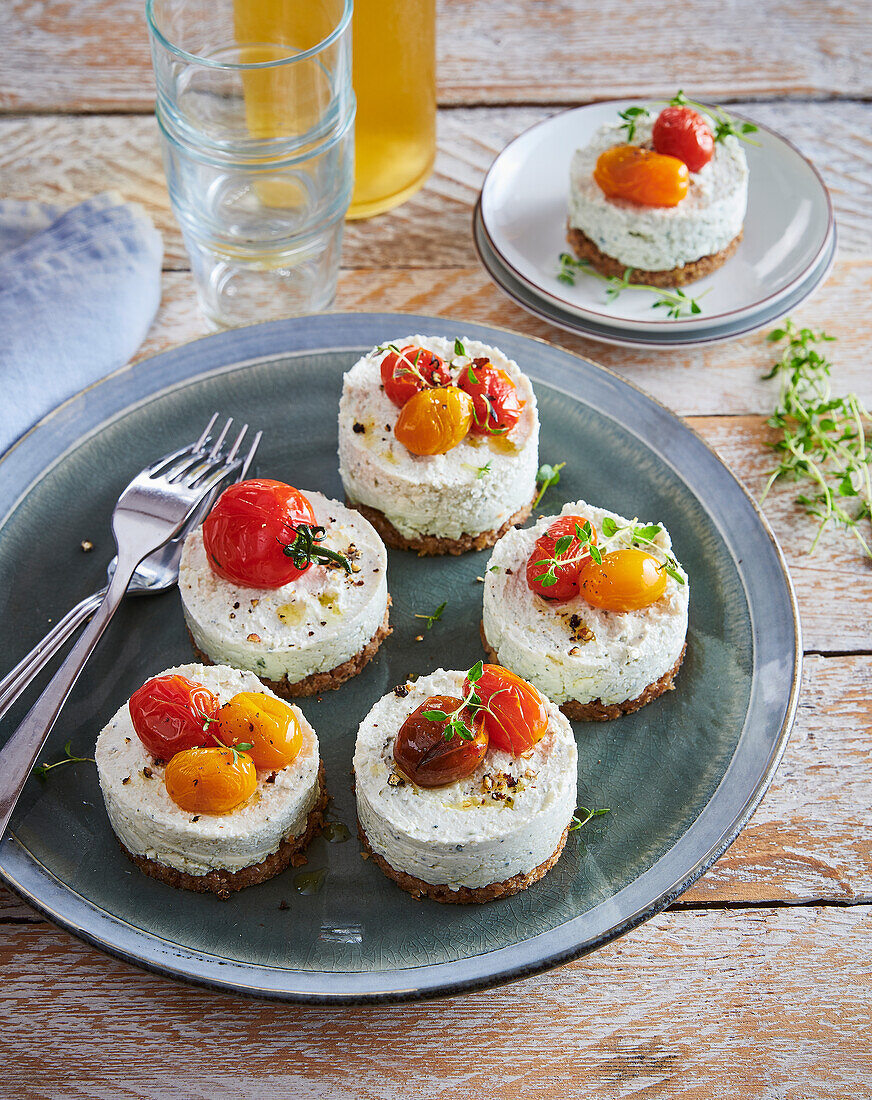 Pikante Mini-Cheesecakes mit gebackenen Tomaten