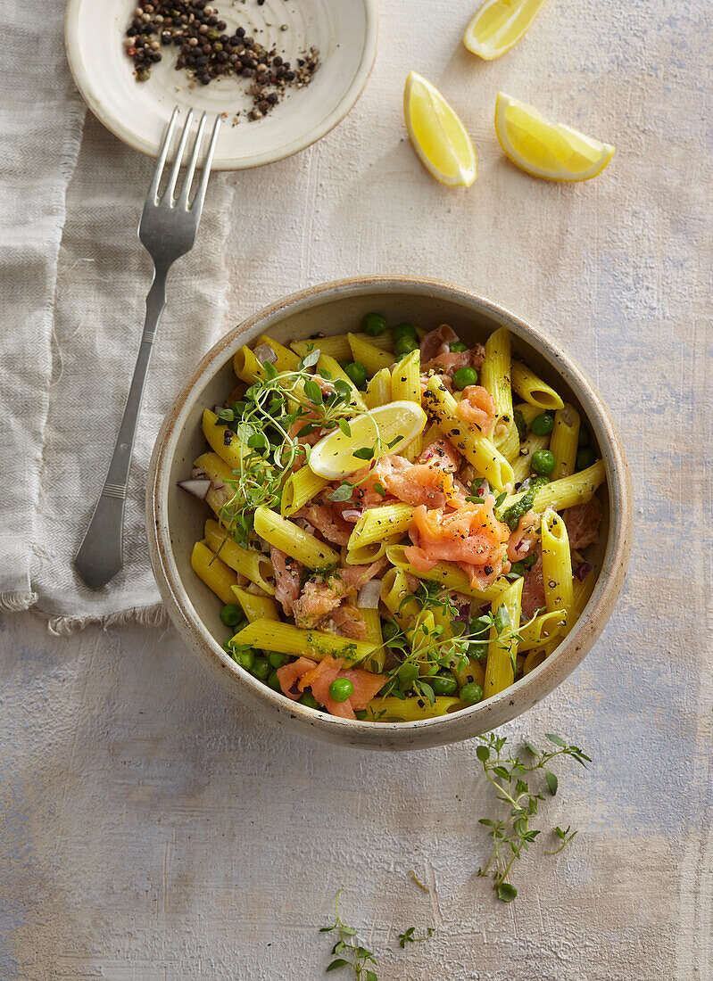 Penne with smoked salmon and green peas