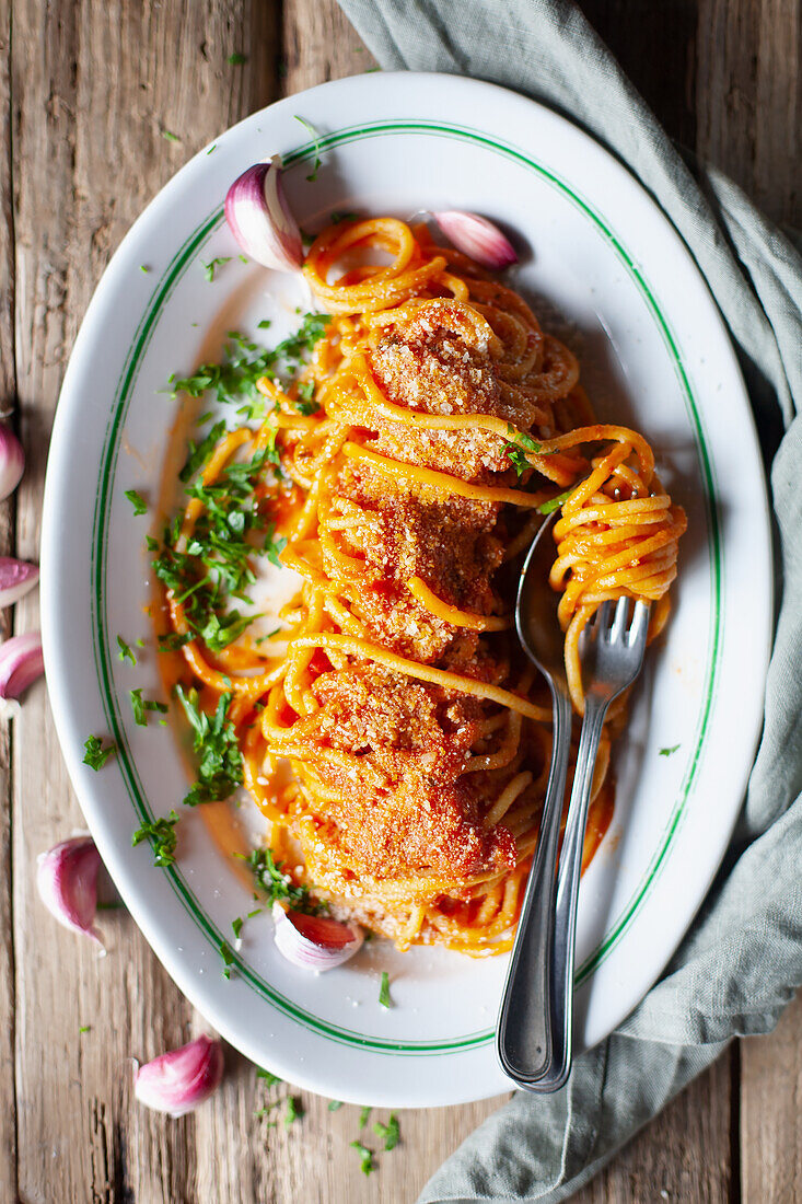 Toskanische 'Pici' mit Tomatensauce und Knoblauch
