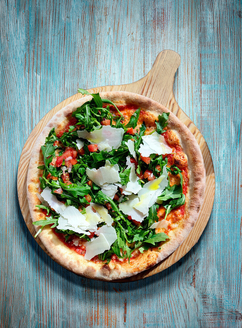 Pizza mit Rucola und frischem Parmesan