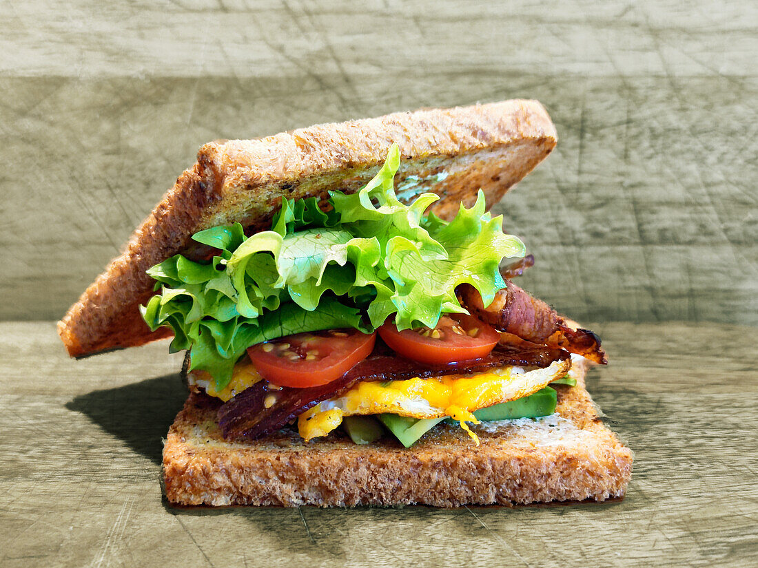 Sandwich mit Speck, Tomate und Ei