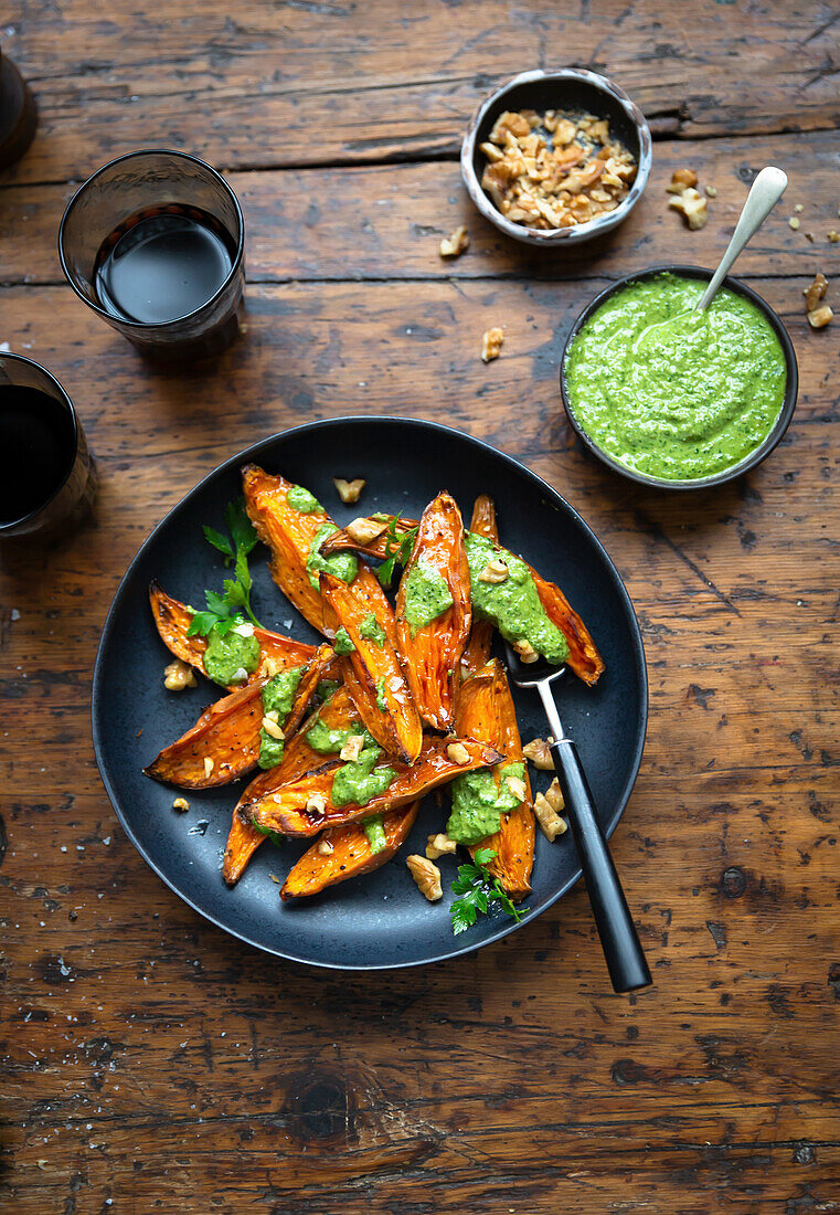 Gebackene Süßkartoffeln mit veganem Petersilienpesto