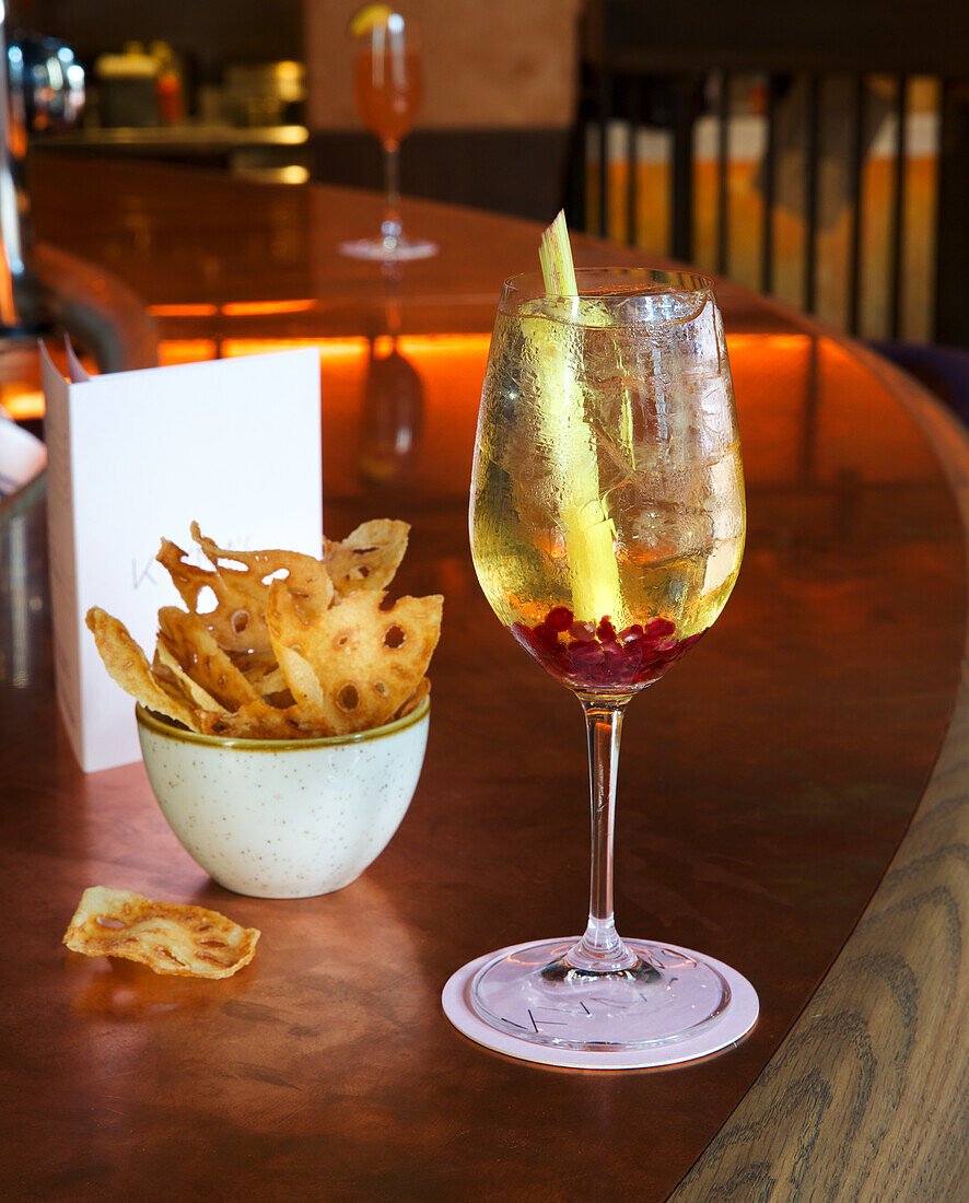 Cocktail and lotus root chips