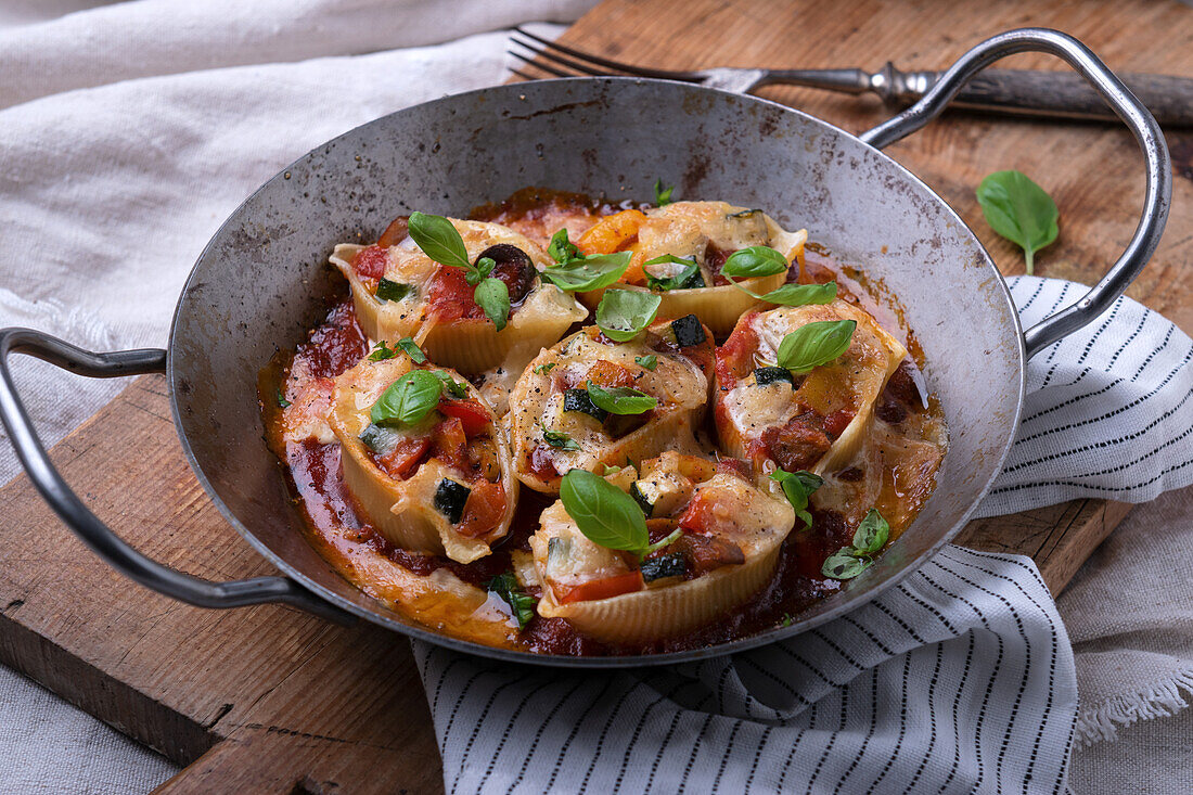 Vegane Muschelnudeln mit Paprika-Zucchini-Füllung in Tomatensauce