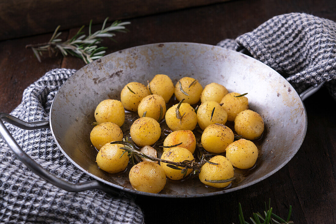 Fried potato balls with garlic and rosemary