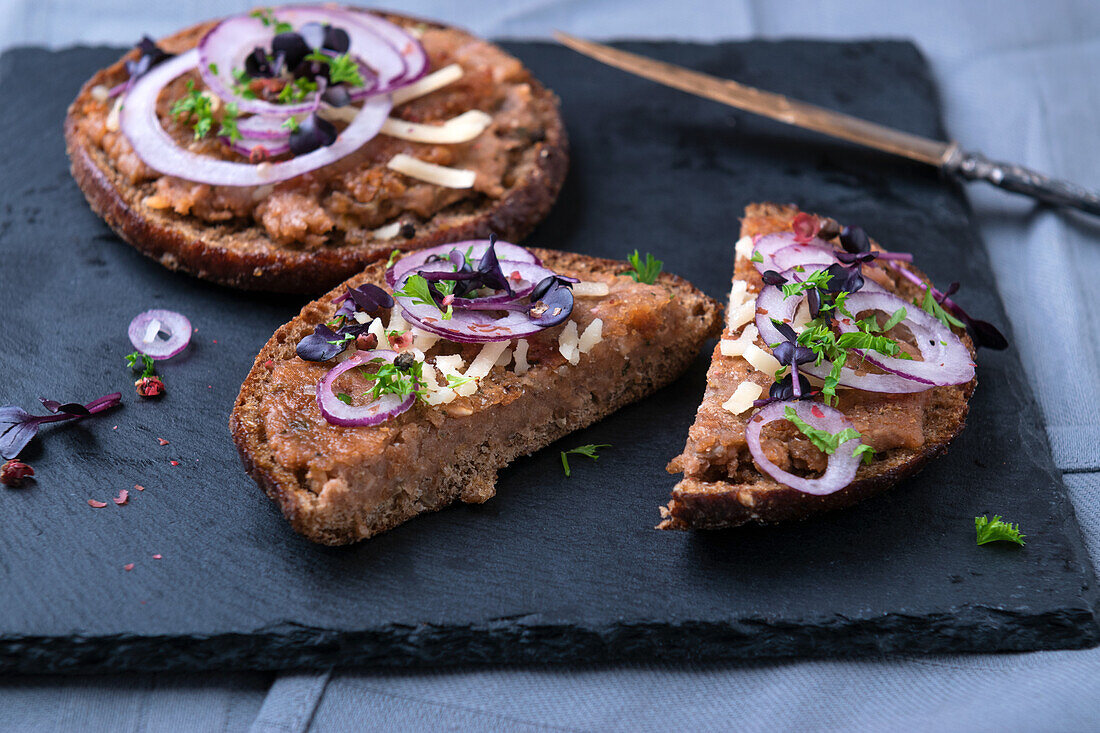 Wholemeal toast baked with lentil mince (vegan)