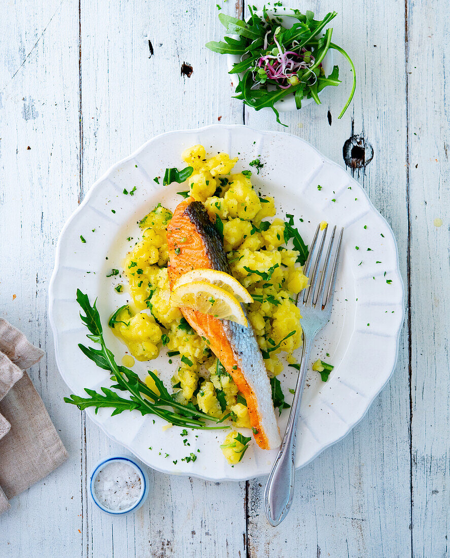 Salmon with potato salad and rocket