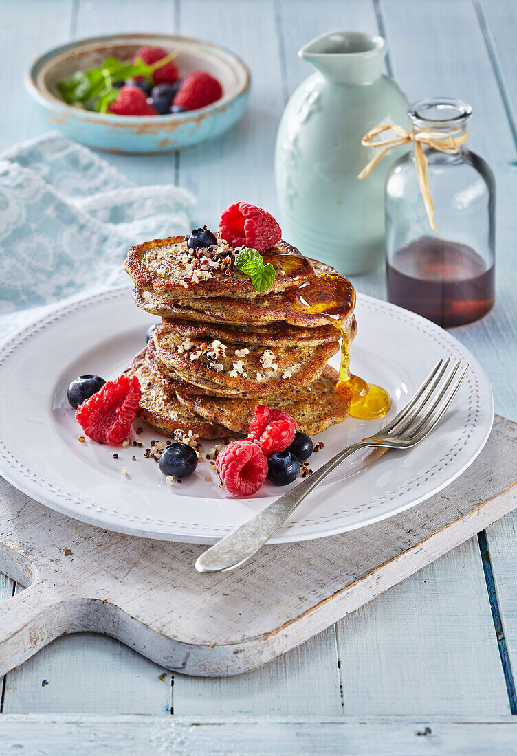 Quinoa-Pancakes mit frischen Beeren