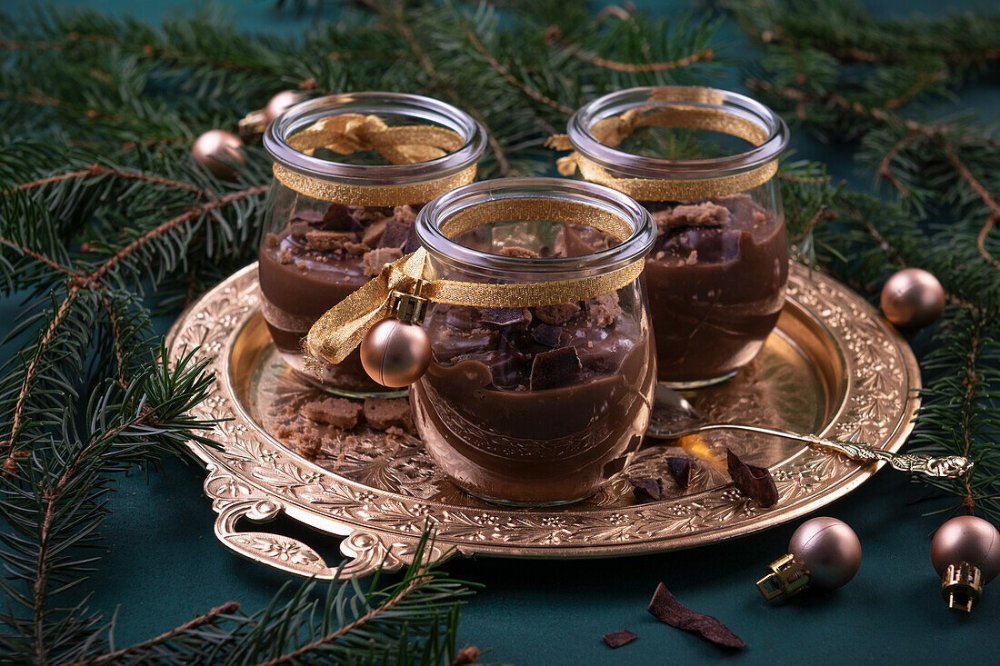 Vegan coconut-chocolate pudding with speculoos