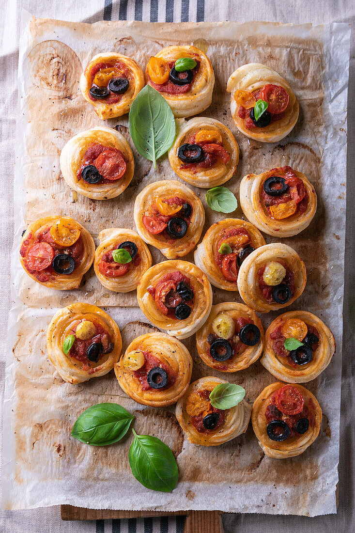 Vegane Blätterteigschnecken mit Tomaten, Oliven und Basilikum