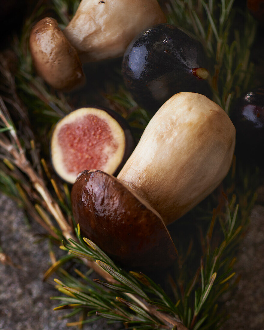 Steinpilze und Feigen (Close-Up)