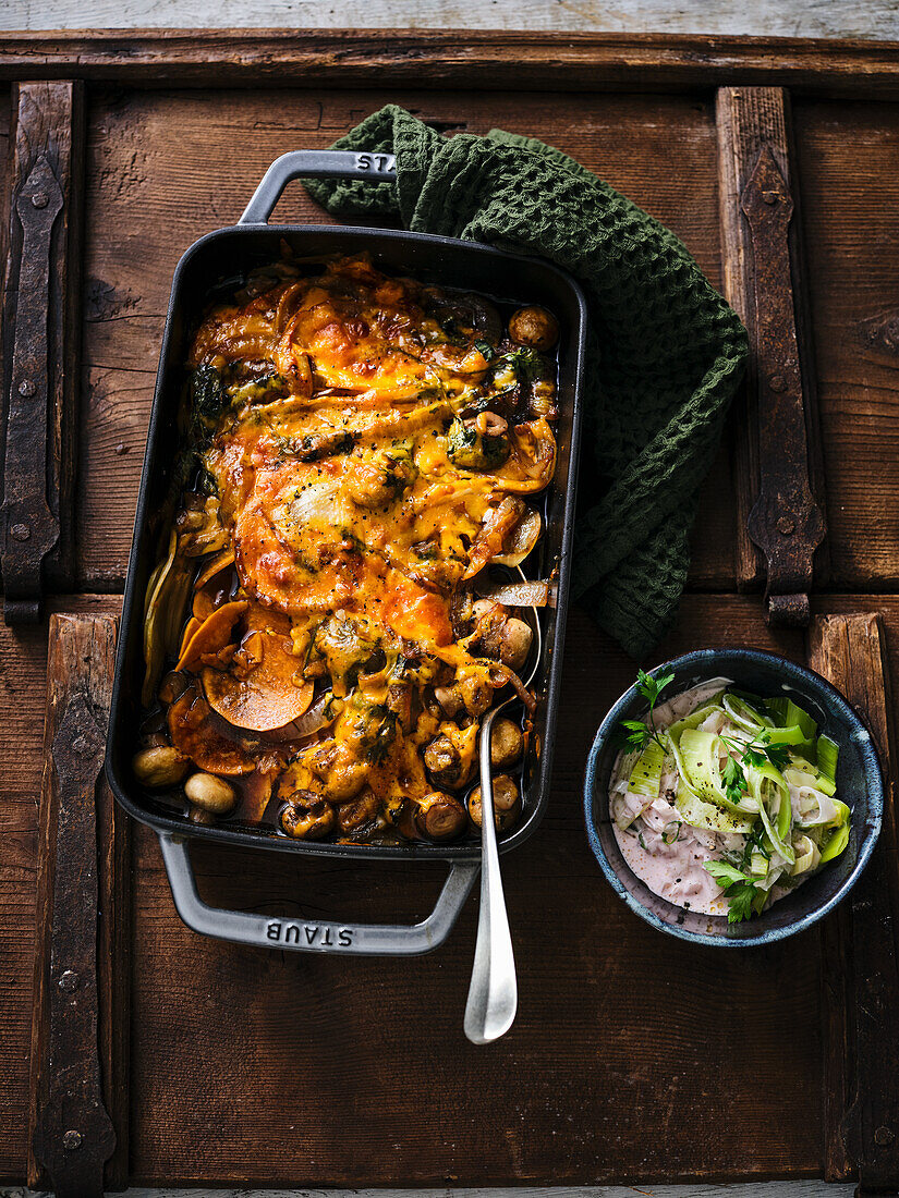 Stout-Bier-Süßkartoffel-Pilz-Auflauf mit Lauchsalat