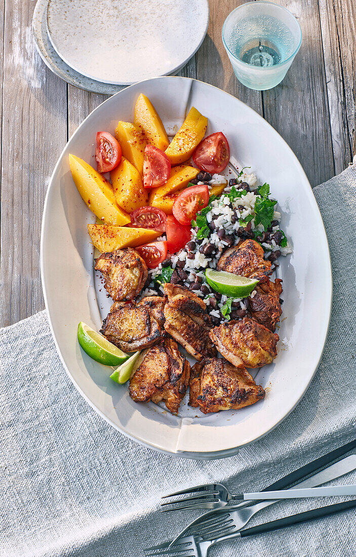 Jamaikanisches Jerk Chicken mit Reis und schwarzen Bohnen