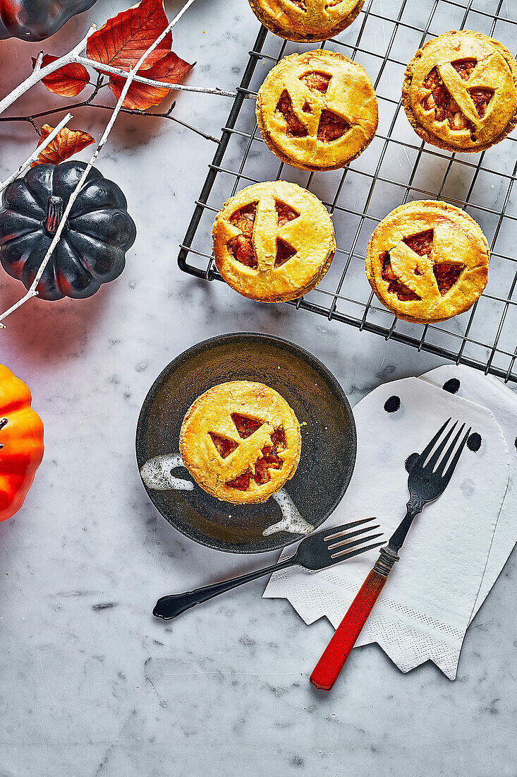 Kürbispies mit Feta zu Halloween