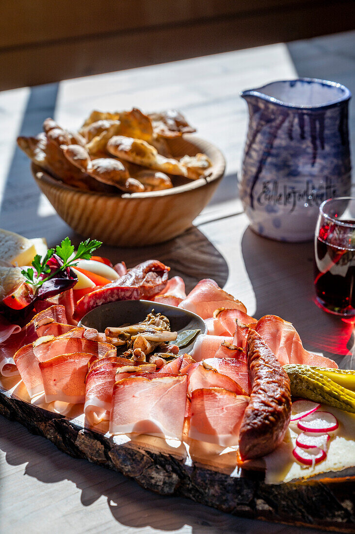 Brettljause (Alpine ploughman's-style snack) and Schüttelbrot (crispy unleavened bread from South Tyrol), Büllelejochhütte, Three Peaks district, South Tyrol, Italy