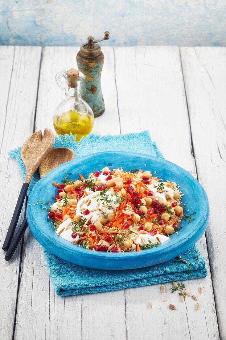 Couscous-Salat mit Kichererbsen und Granatapfelkernen