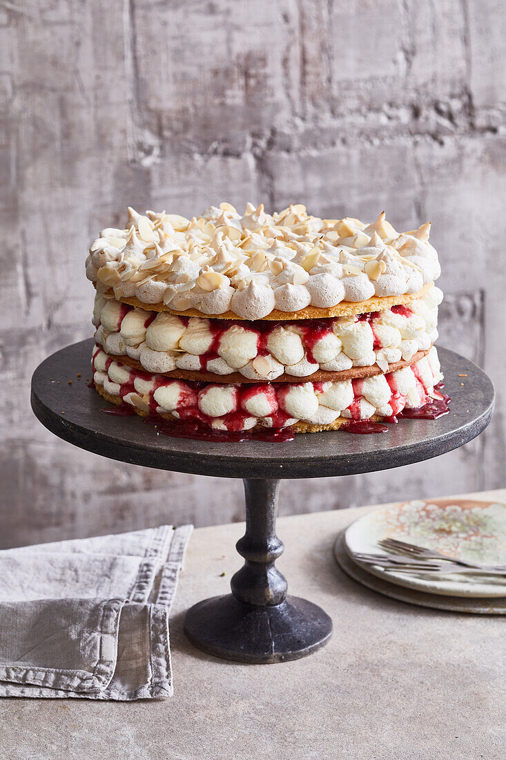 Almond meringue tart with plum compote