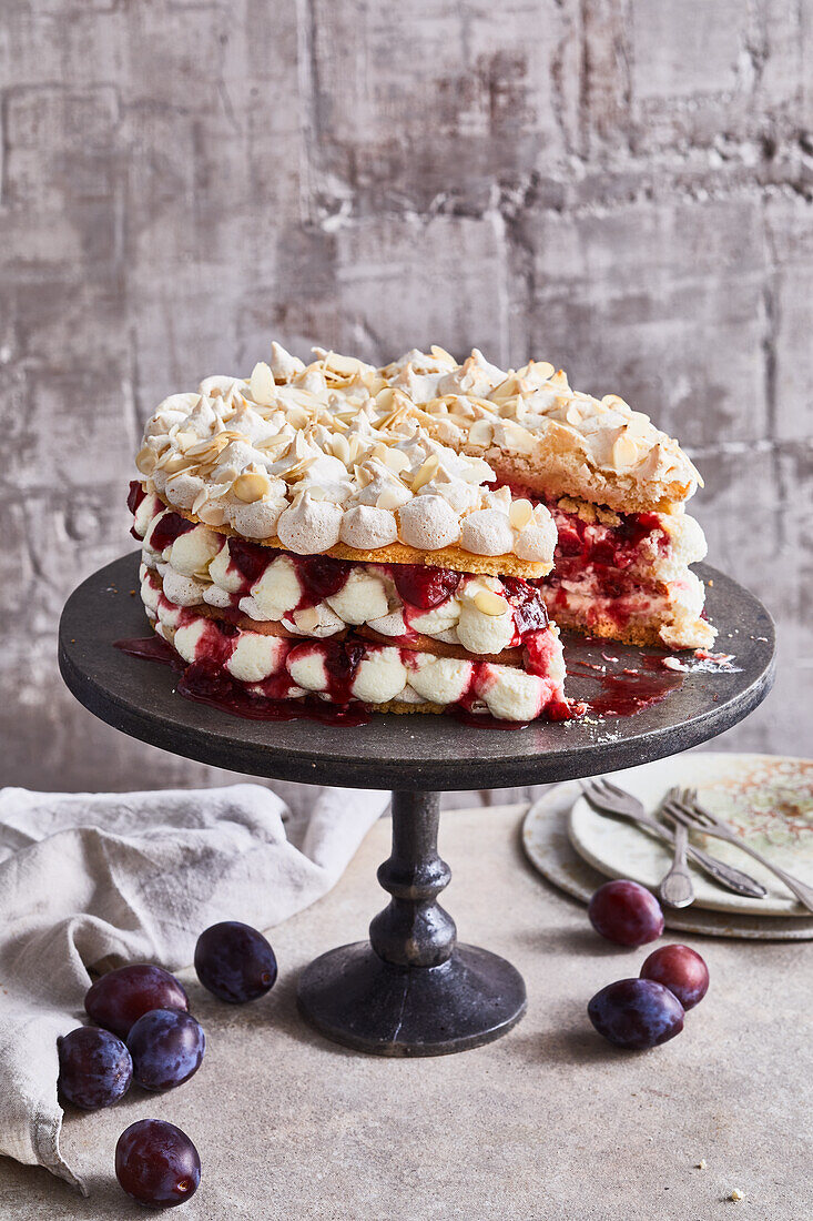 Almond meringue tart with plum compote