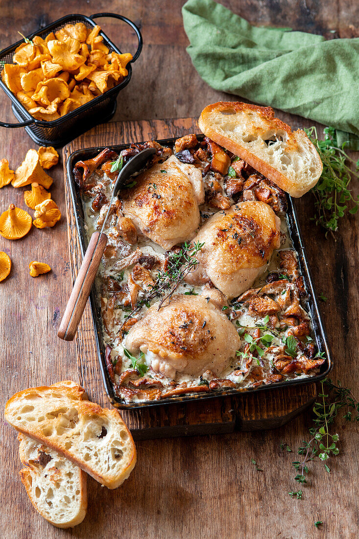 Chicken with chanterelles in cream sauce