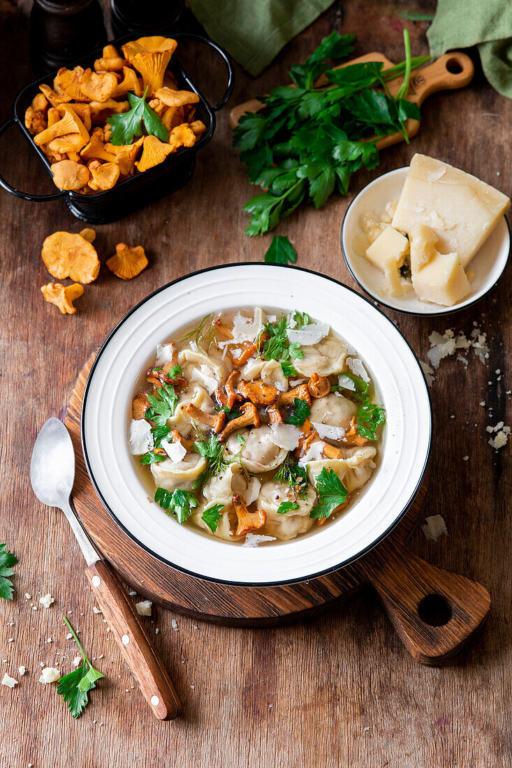 Hühnersuppe mit Tortellini und Pfifferlingen