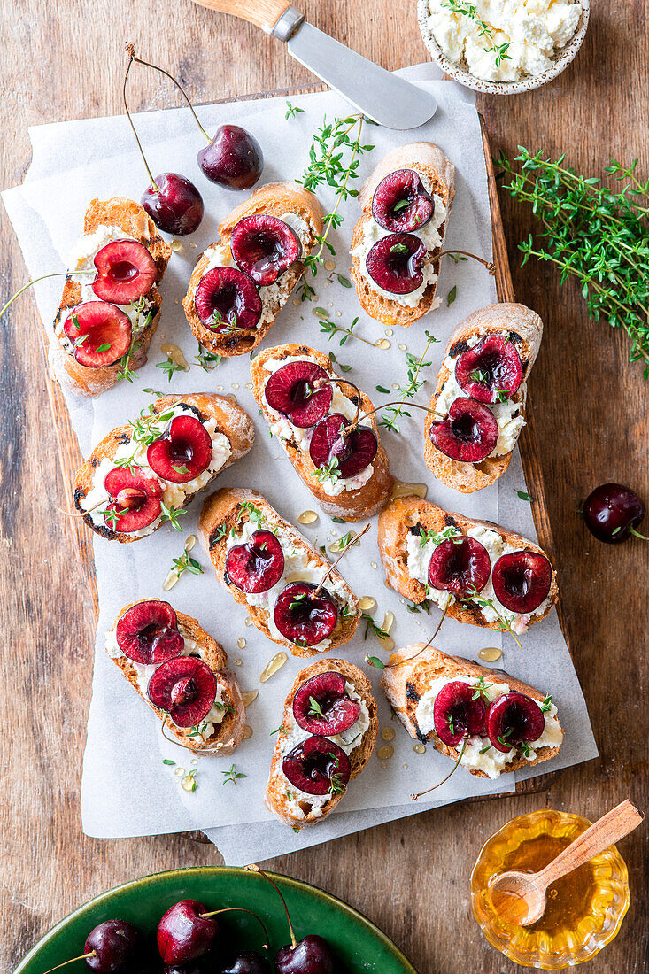 Bruschettas mit Frischkäse, Kirschen, Thymian und Honig