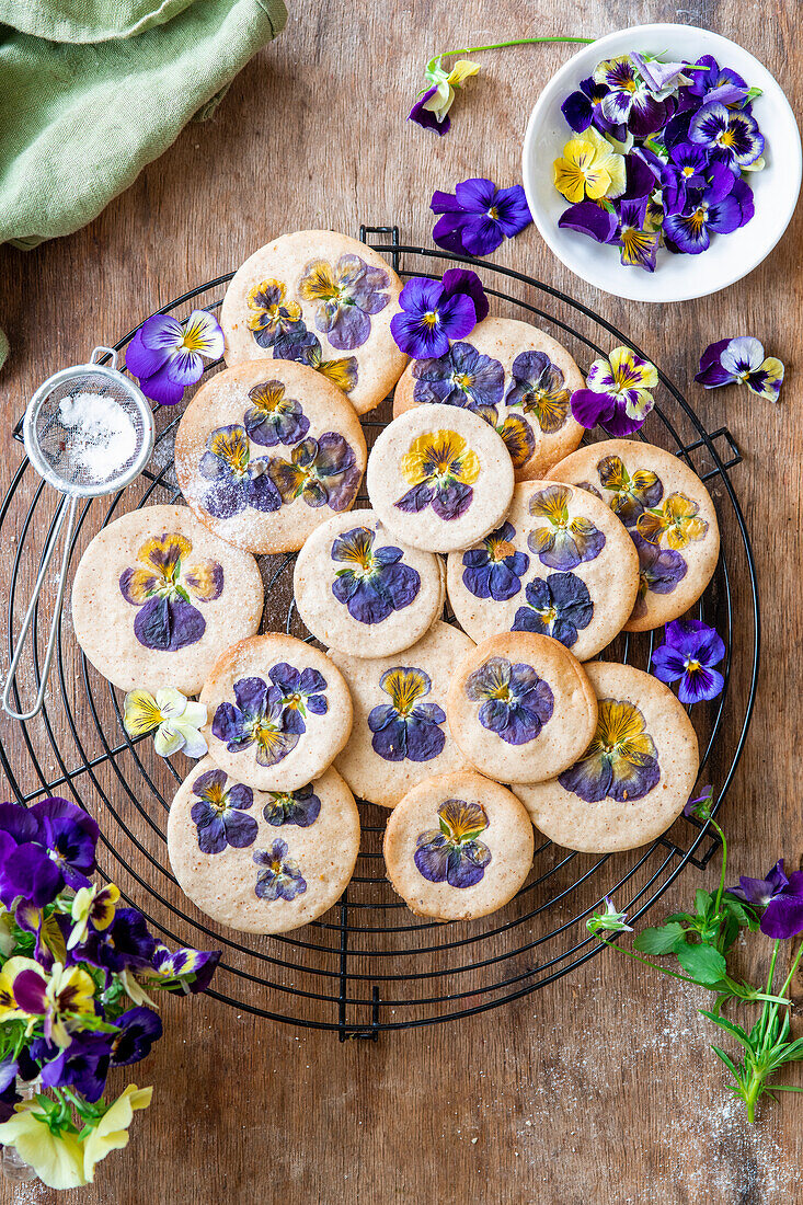Kekse mit Viola-Blüten