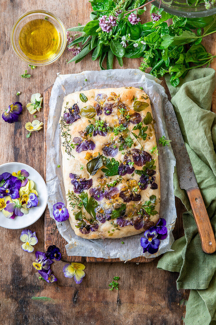 Garten-Focaccia mit Viola-Blüten