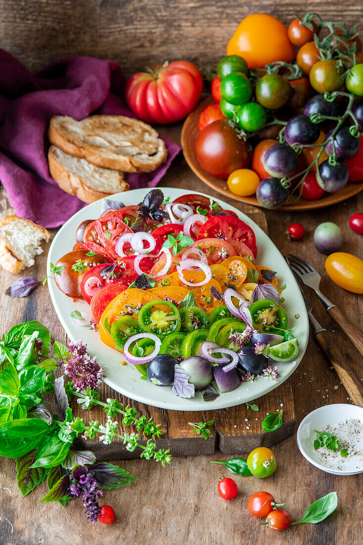 Regenbogenfarbener Tomatensalat