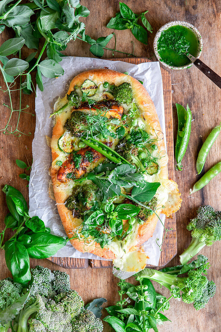 Pizza mit Broccoli, Erbsen und Hähnchen
