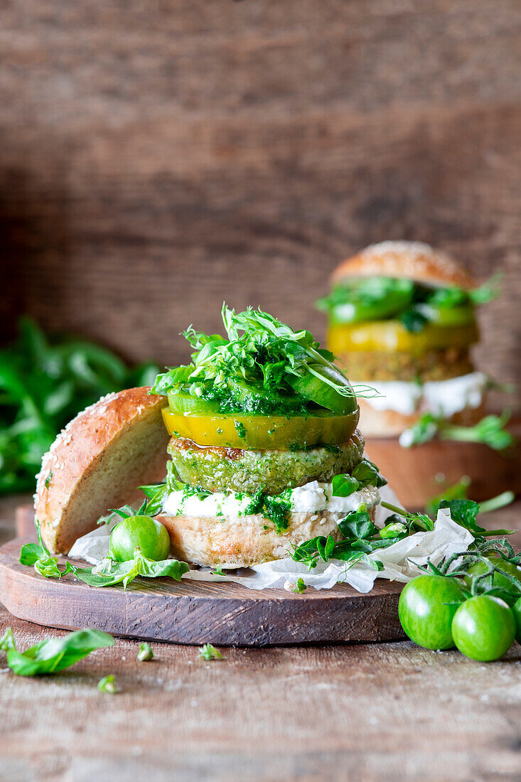 Falafel-Burger mit grünen Erbsen