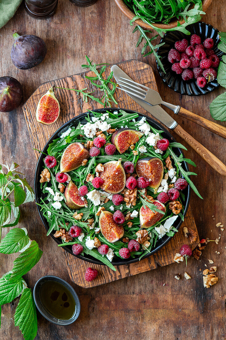 Rocket salad with figs, raspberries and feta cheese