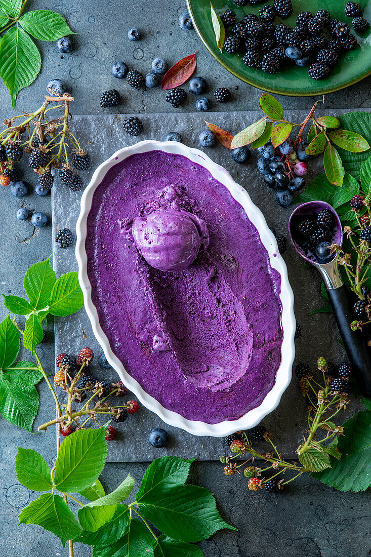 Brombeer-Blaubeer-Eis