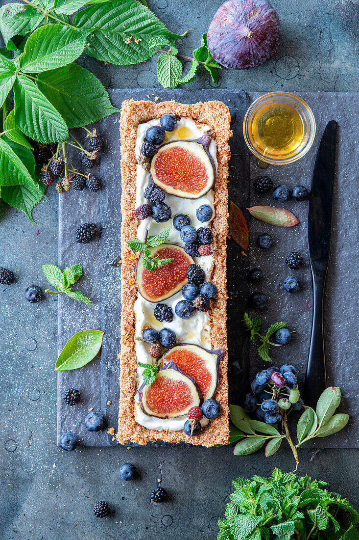 Tarte with coconut cream, figs and blueberries