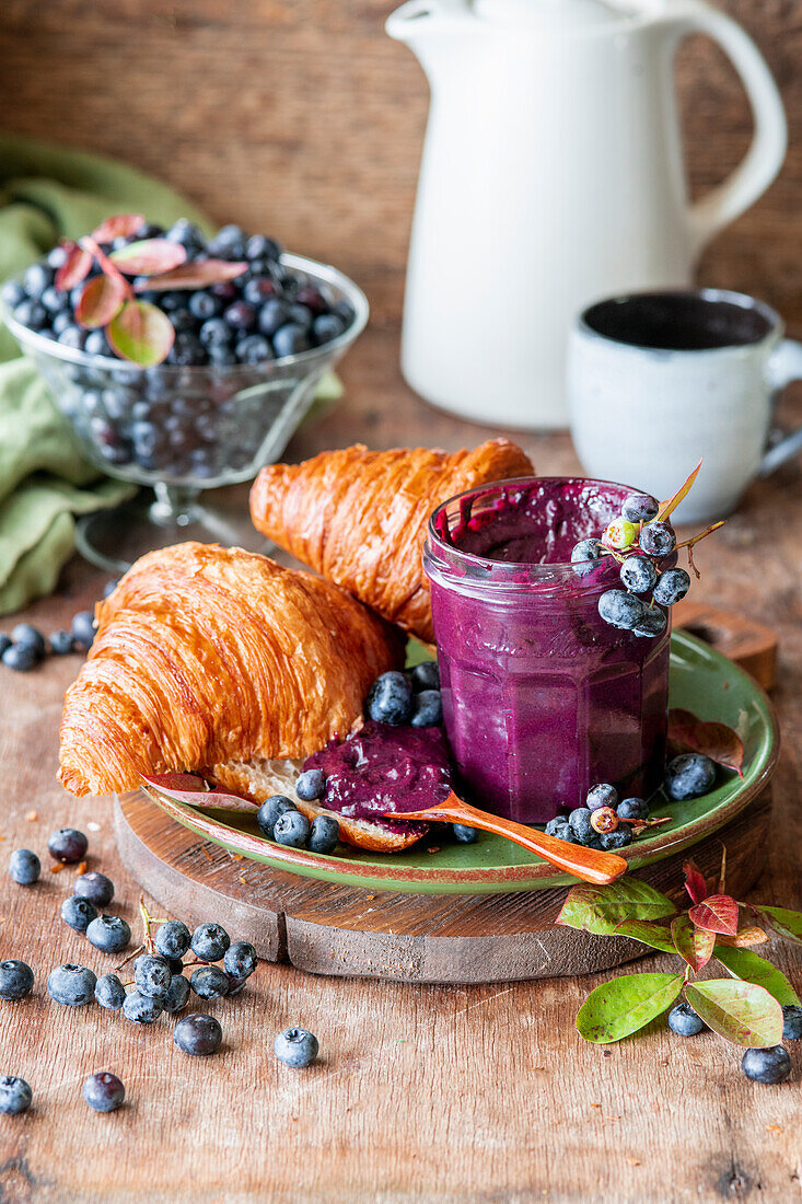 Croissants mit Heidelbeer-Curd