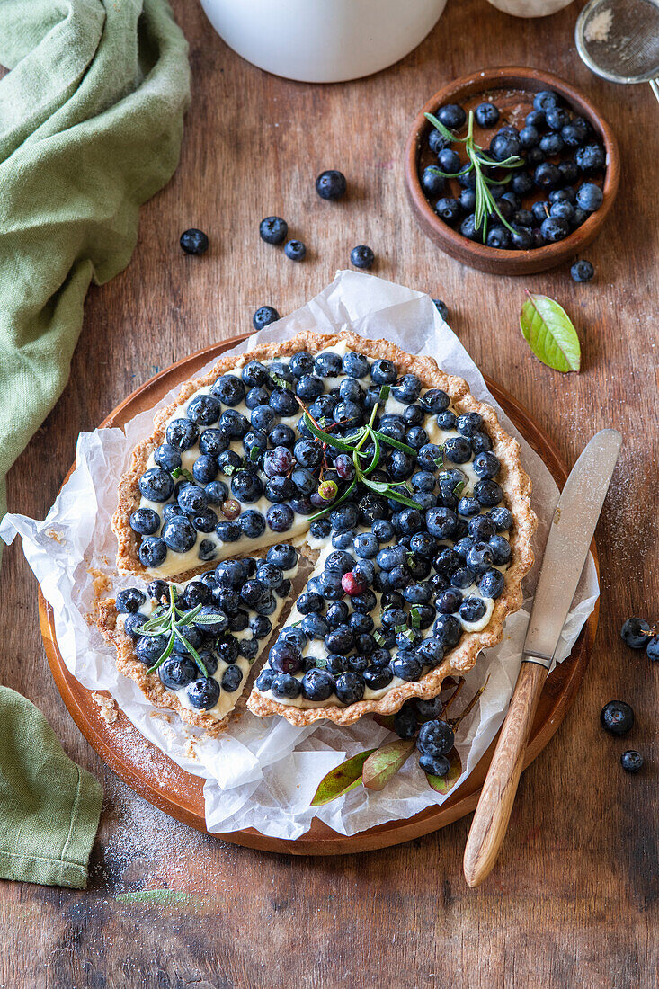 Heidelbeerkuchen mit Rosmarincreme