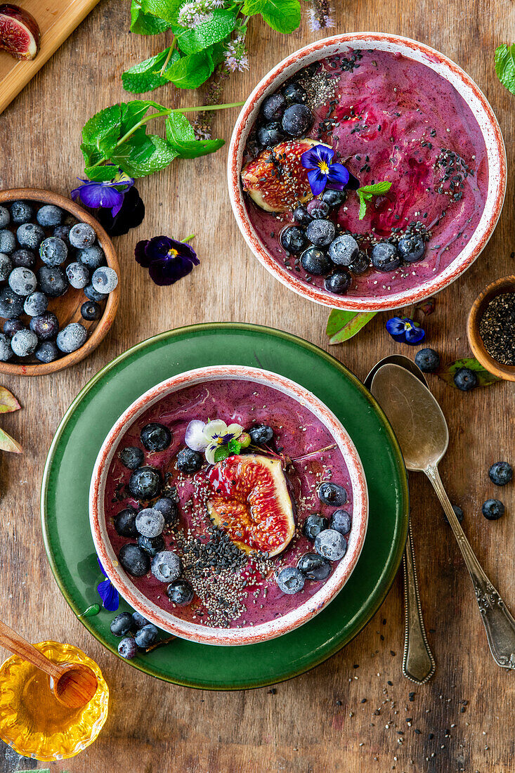 Blueberry smoothie bowls (frozen berries+bananas)