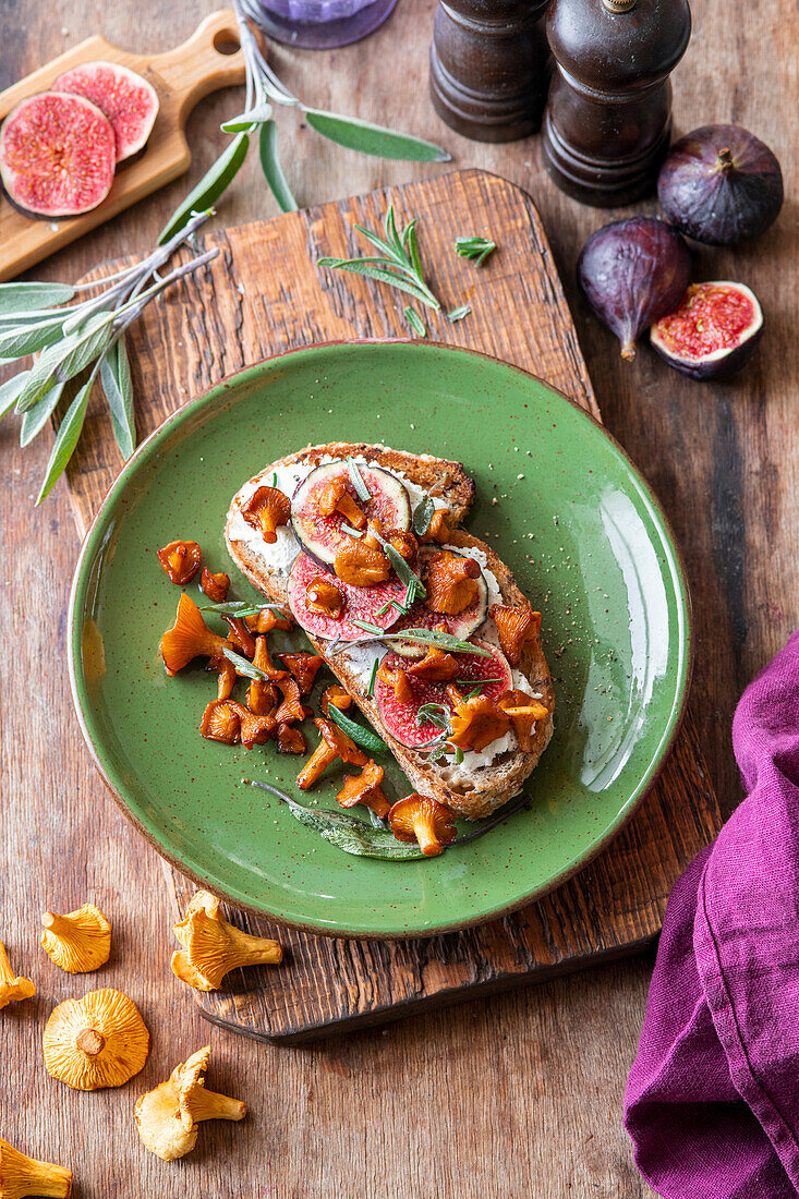 Bruschetta mit Feigen und Pfifferlingen