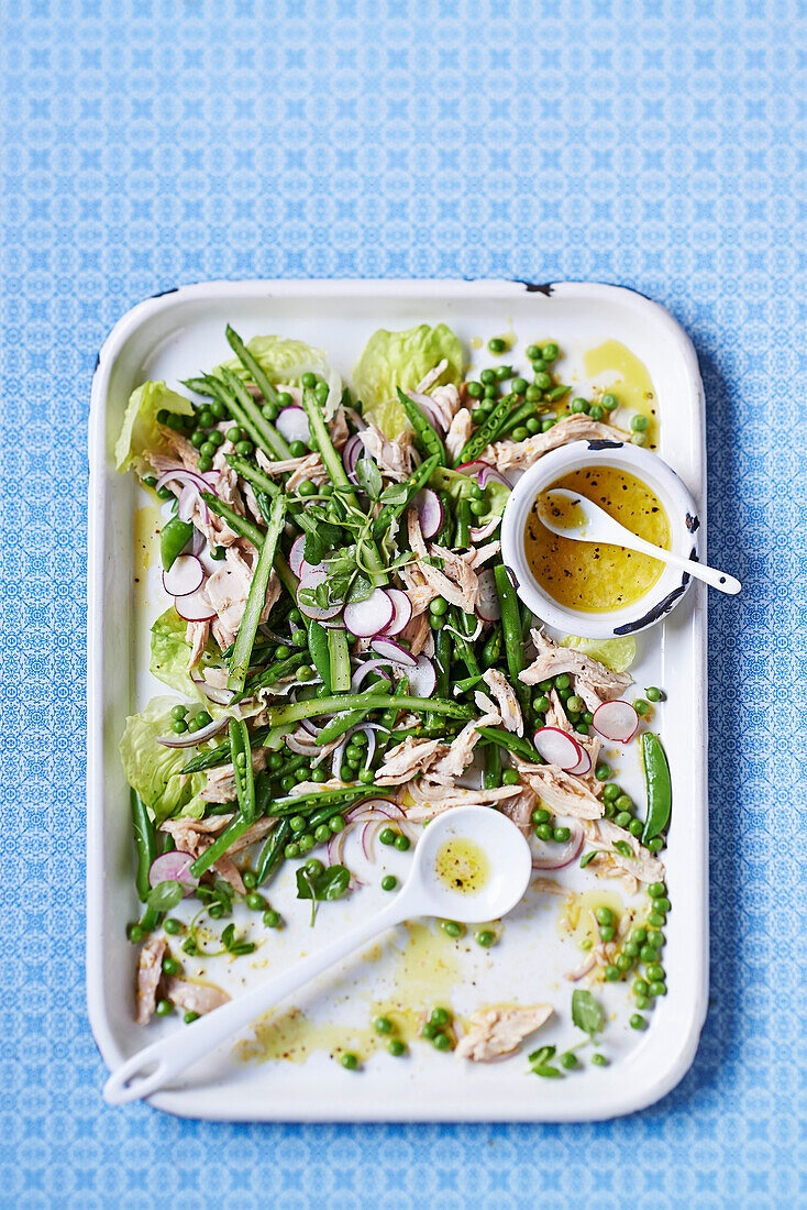 Hähnchensalat mit Erbsen, Bohnen und Holunderblüten-Dressing