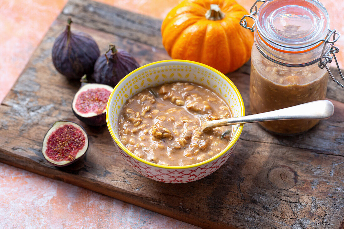 Overnight oats with pumpkin and figs