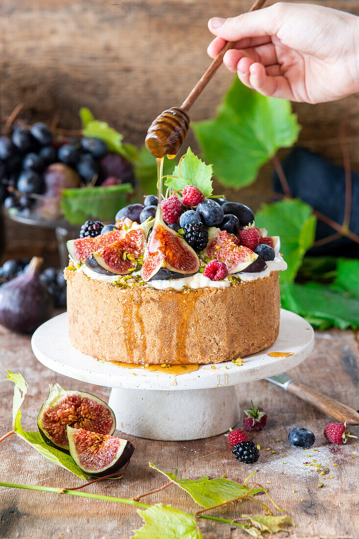 Käsekuchen mit Feigen und Trauben