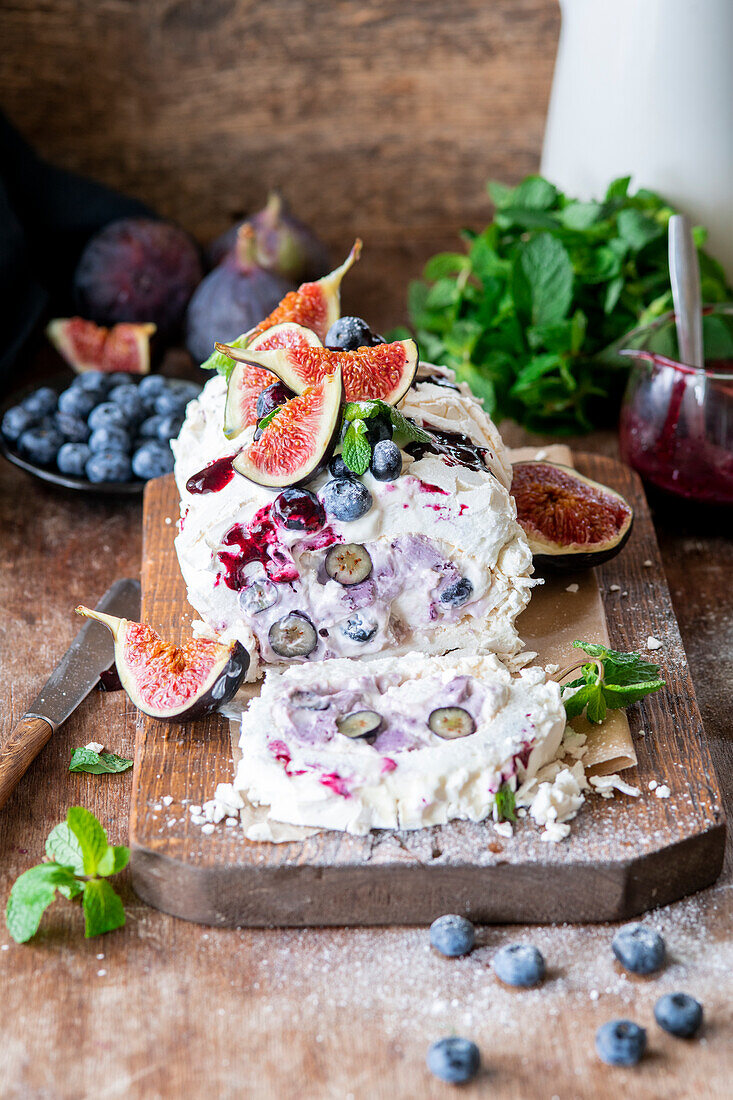 Meringue roll with autumn fruit