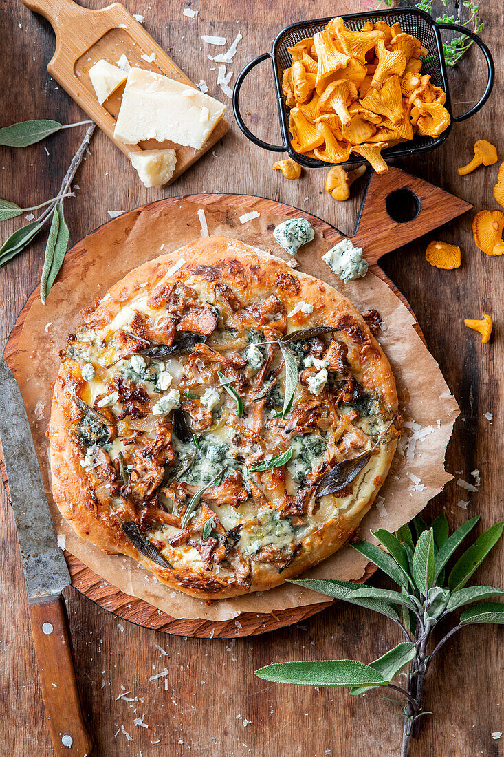 Pizza with chanterelles, two kinds of cheese and sage